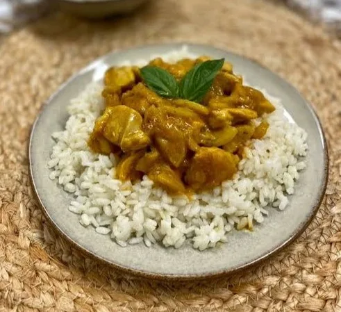 Socarrat de arroz fino con pollo al curry