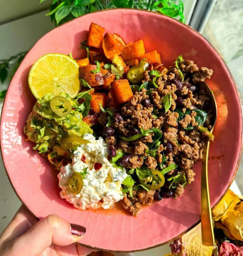 Poke bowl con carne grillada y batatas al horno